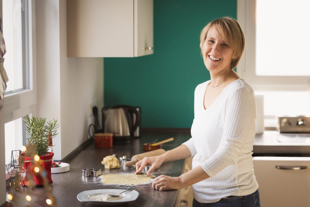 Portrait beim Plätzchen backen.