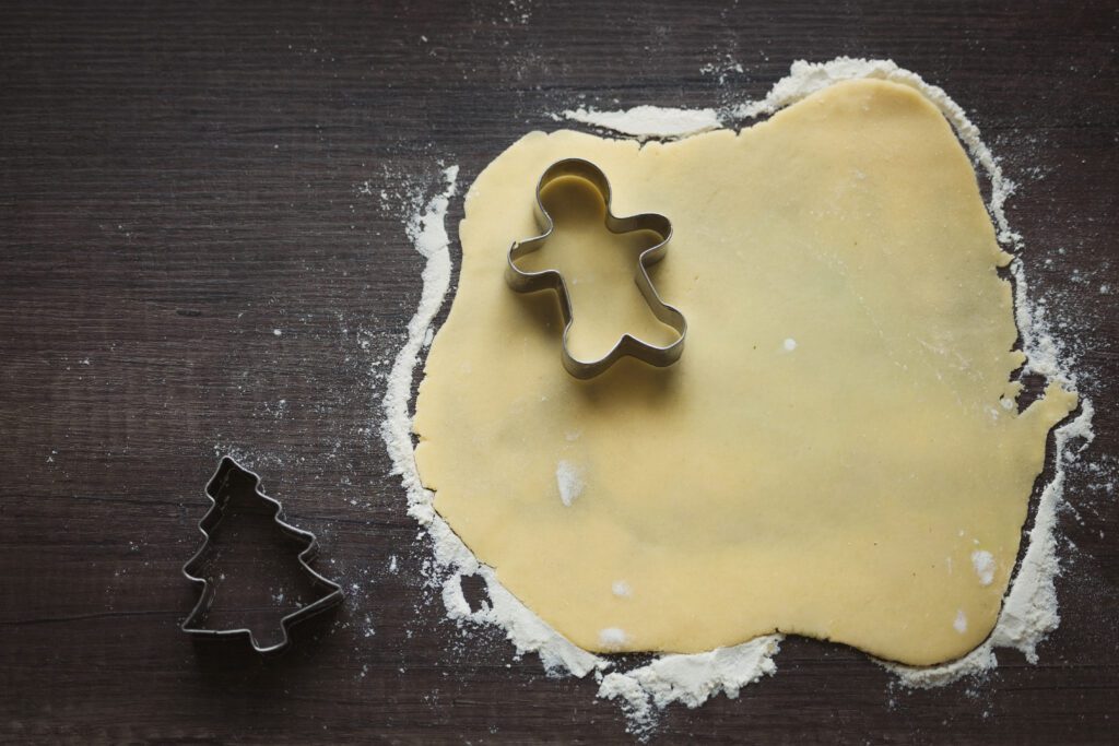 Plätzchen ausstechen.